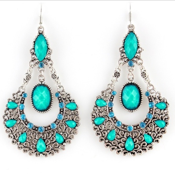 unbranded Jewelry - Dangle earrings green chandelier women’s silver